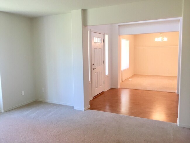 Foto del edificio - Light & Open 4-BR Home with Soaring Ceilings and Premium Kitchen