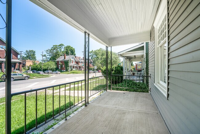 Exterior - Fachada - 2435 Summit St