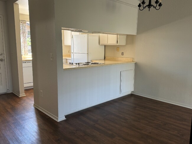 Building Photo - 6700 Alcantara Ave