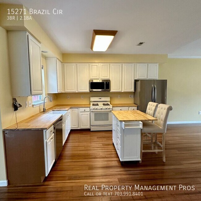Building Photo - End Unit Townhome / 1 Car Garage / Fully F...