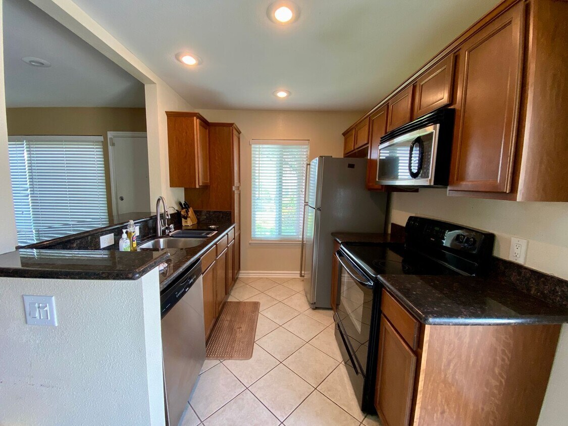 Foto principal - 2 Bed, 1 Bath Condo with a view of the hills!
