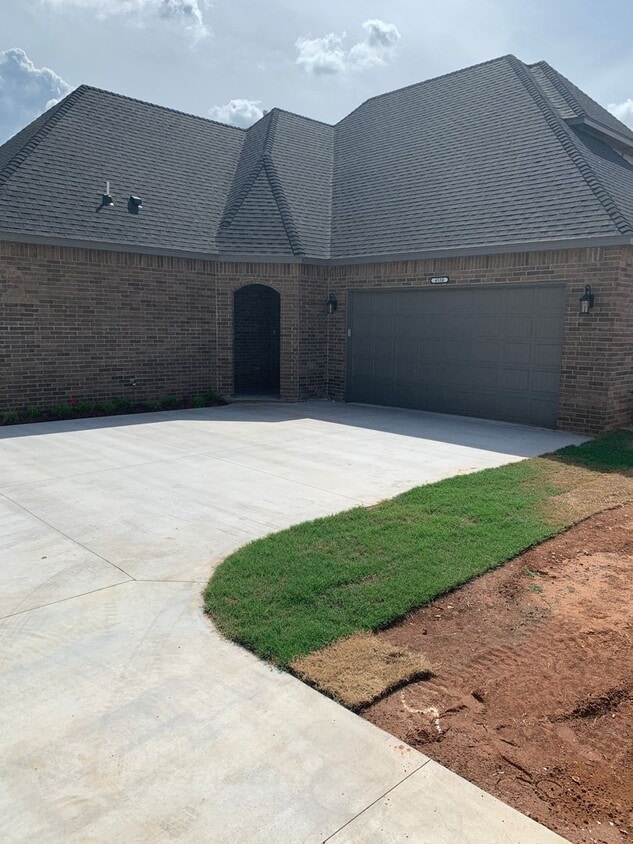 Primary Photo - 3 bedroom, 2.5 bathroom, 2 car garage Gate...