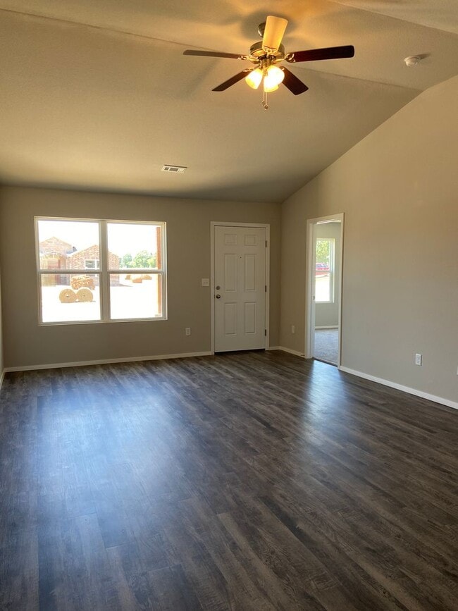 Building Photo - Brick Home in Centerton!
