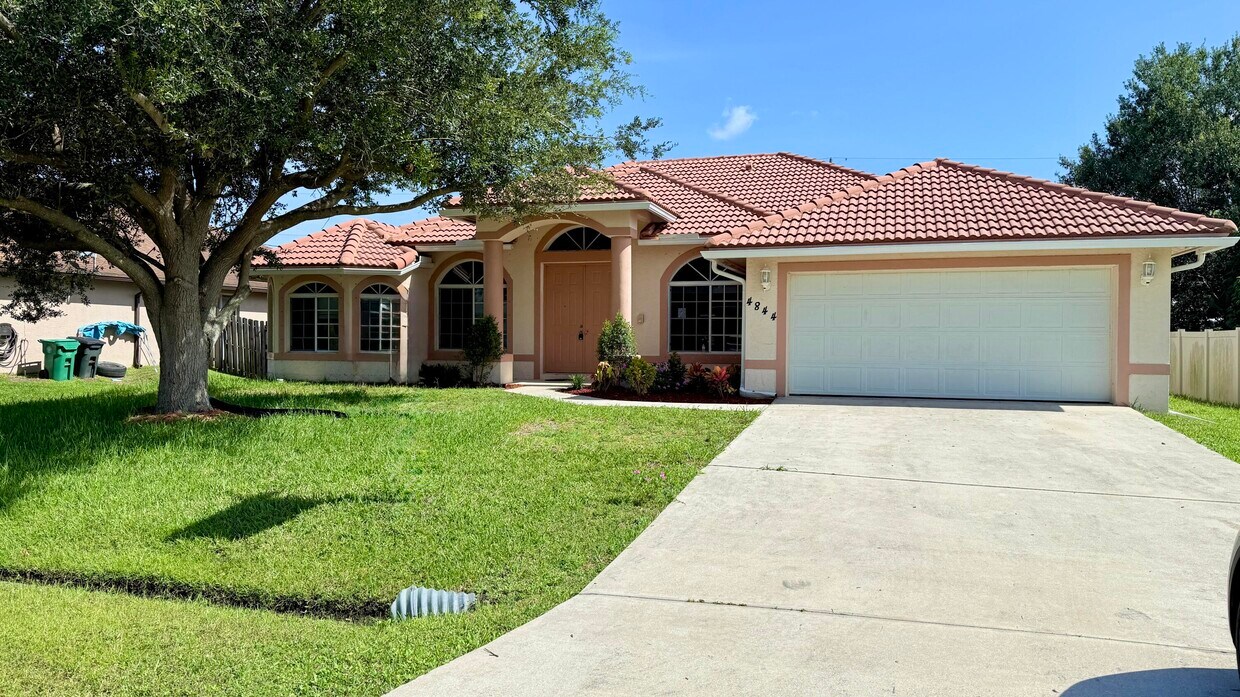 Foto principal - 4844 NW North Macedo Blvd