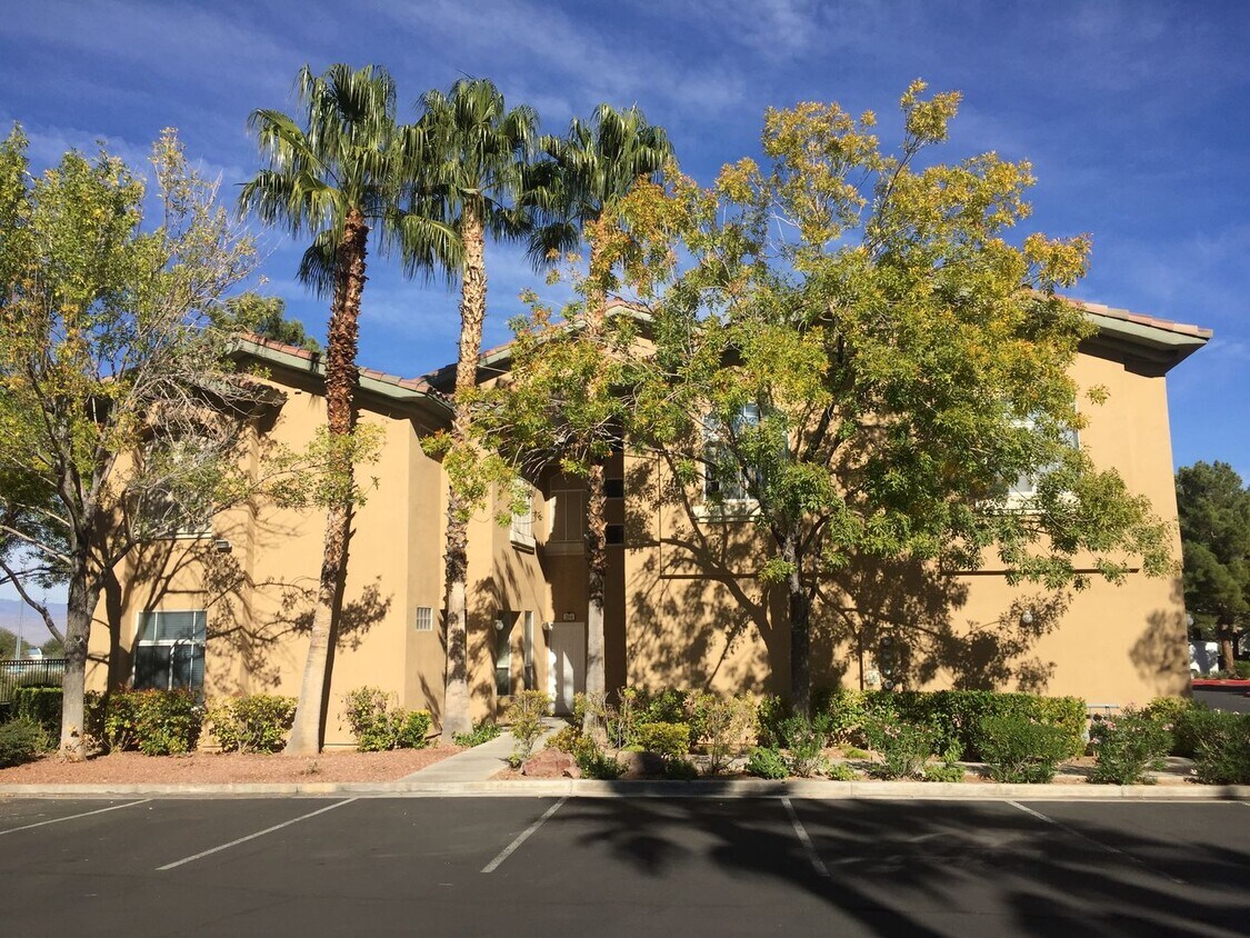 Foto principal - 2 Bedroom Condo In Guard Gated Summerlin C...