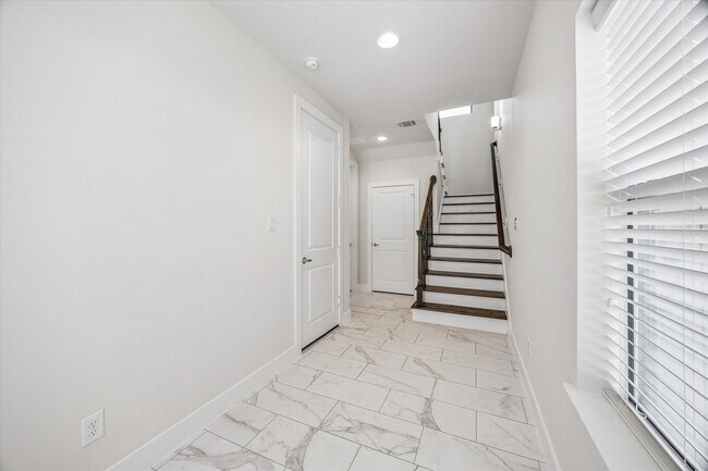 Building Photo - 1029 Green Kensington Dr