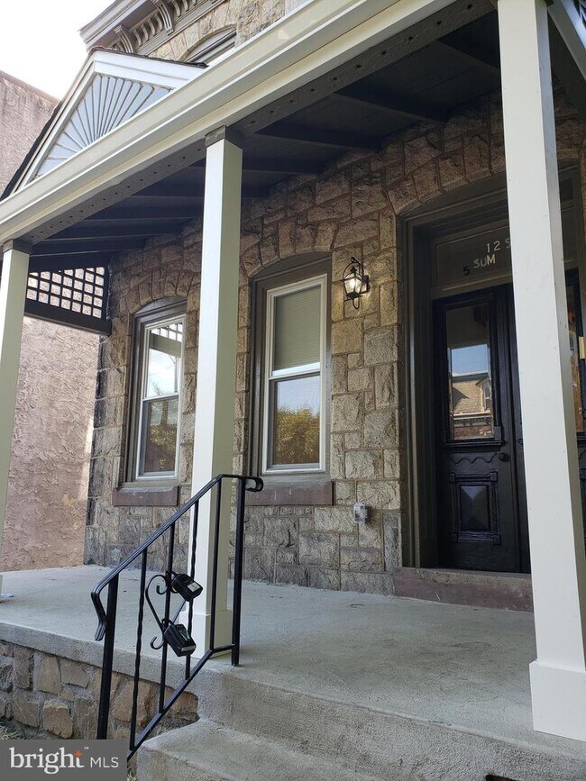 Building Photo - 125 Sumac St