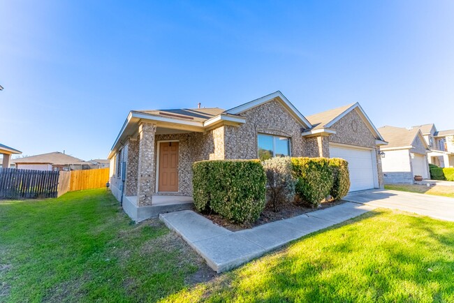 Foto del edificio - Charming Brick Home with Open Floorplan, V...