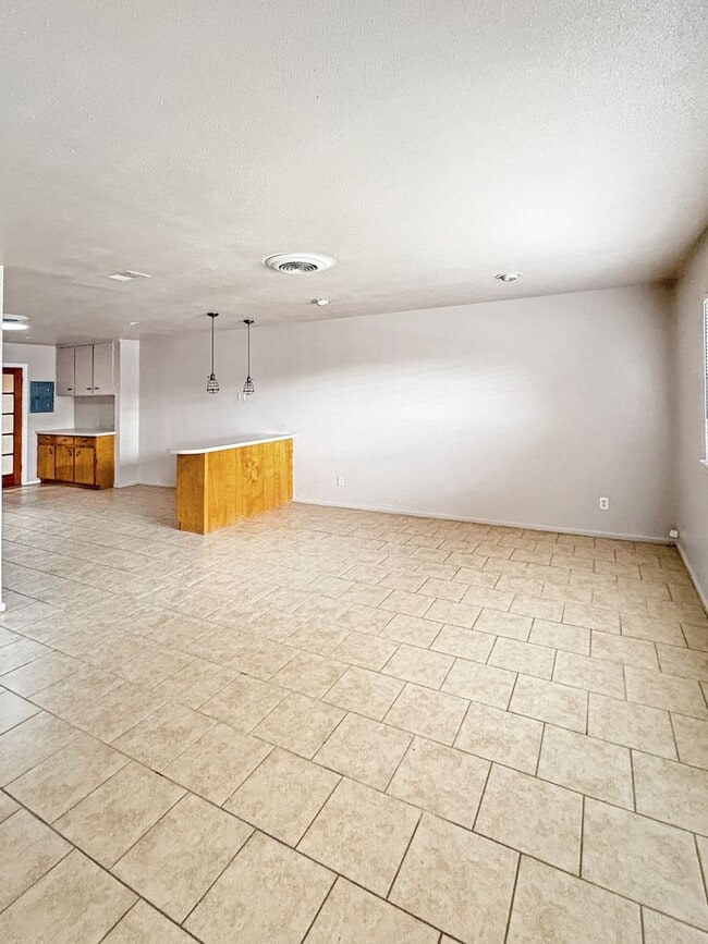 Building Photo - 615-617 East Sunset Circle