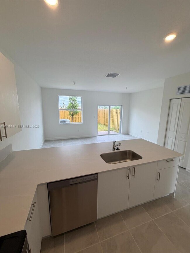 Foto del edificio - 2643 SE 27th St