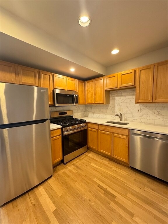 Foto del edificio - 393 W Broadway