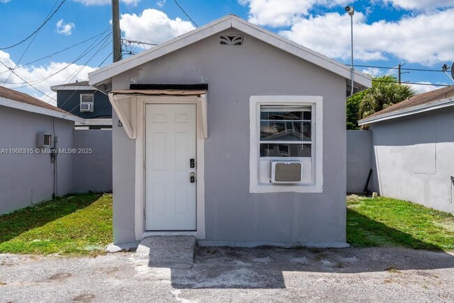 Building Photo - 12101 Everglades St