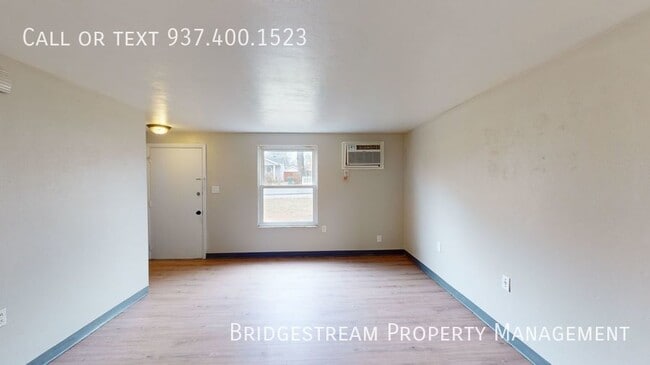 Building Photo - Updated 2 bedroom, 1.5 bath townhome in Fa...