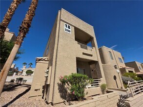 Building Photo - 2200 Highpointe Dr