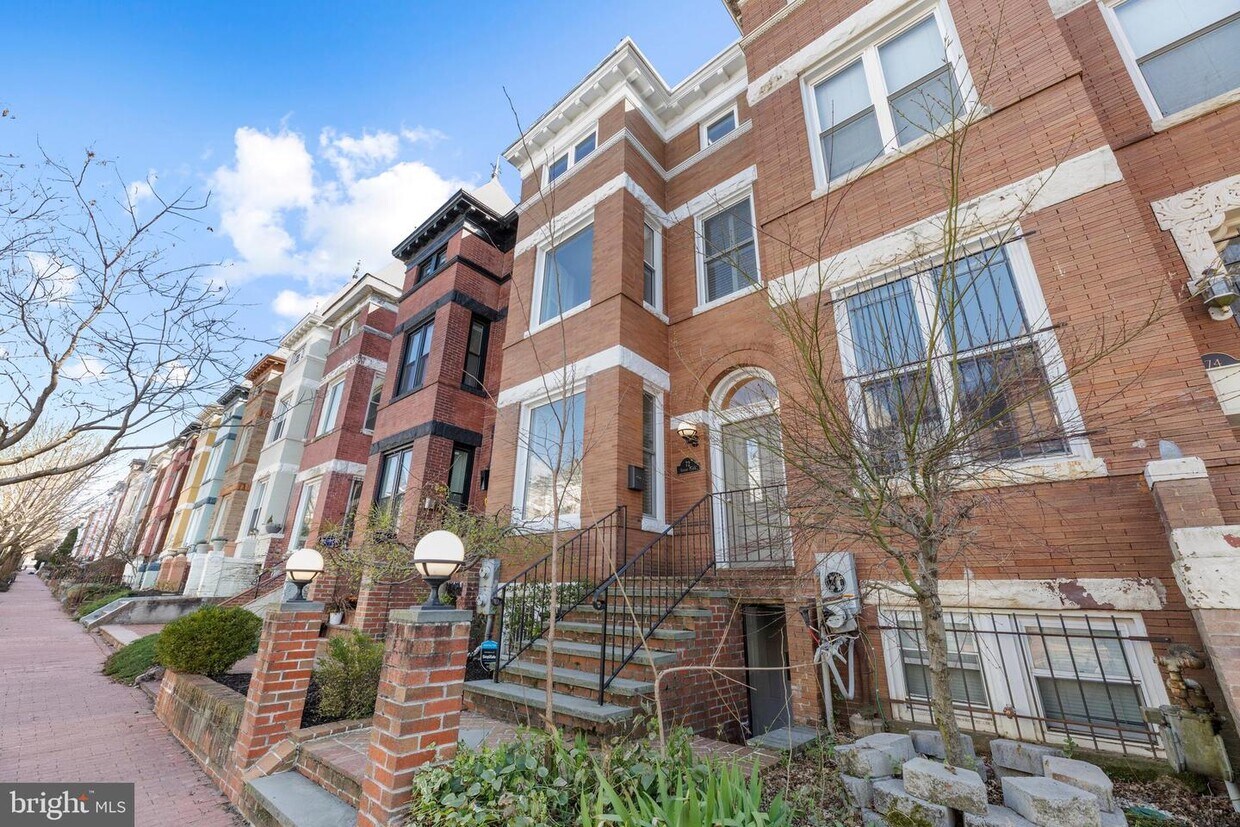 Primary Photo - 72 Seaton Pl NW