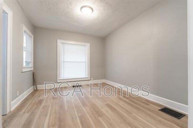 Photo - 1113 N Oxford St House