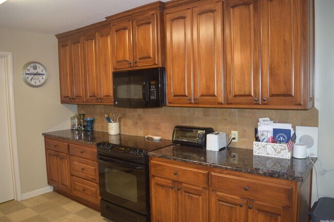 Building Photo - Contact Peggy Goodman 501 676 1758   or He...