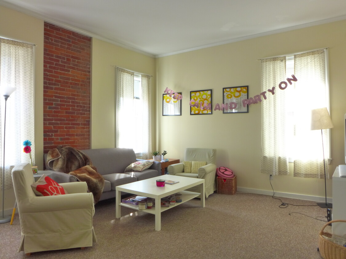 Primary Photo - 10 Davis Ave