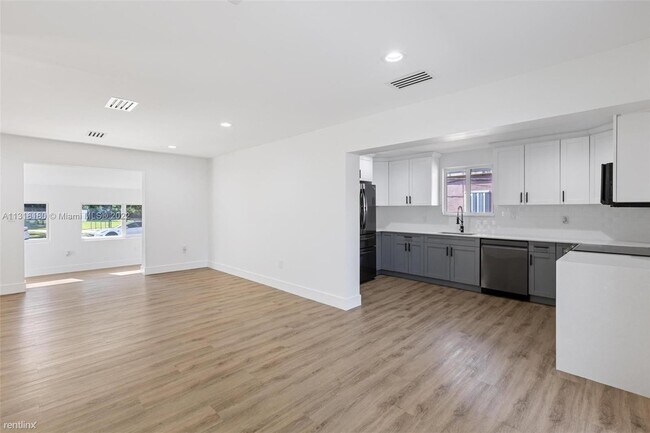 Building Photo - 4 br, 2 bath House - 39 NW 49th St Amazing...