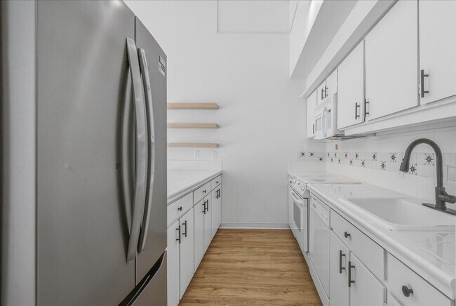 Building Photo - 4 Touchstone Dr