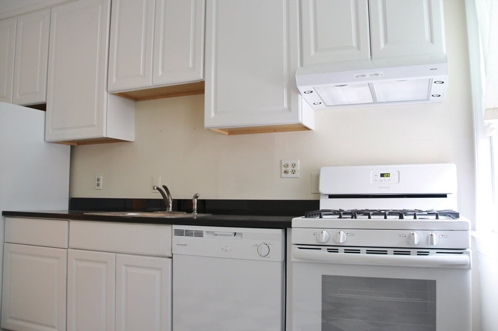 Primary Photo - 12 Follen St