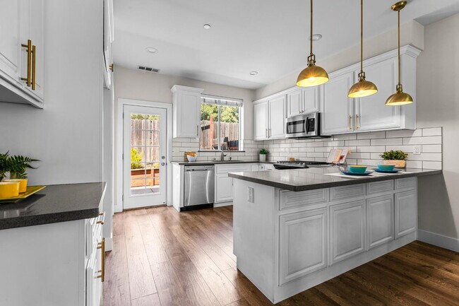 Foto del edificio - 5965 Hilltop Dr