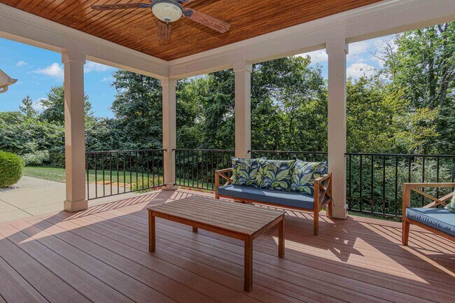 Foto del edificio - 627 Rivershore Dr