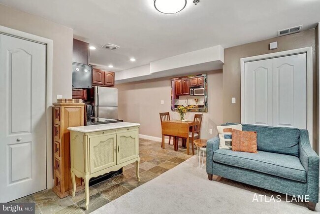 Foto del edificio - Recently Renovated// 2  Bedroom  1.5  Bath...