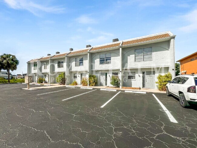 Foto del edificio - Petal-Perfect 2BR Cozy Cape Coral Townhouse with a Pool View!