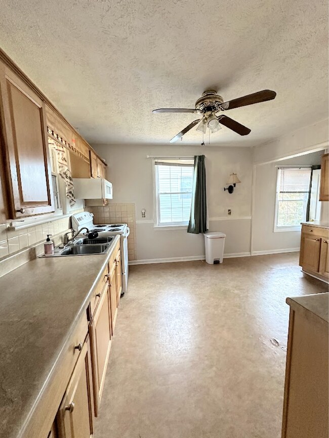 Building Photo - 4525 Brooklawn Cir
