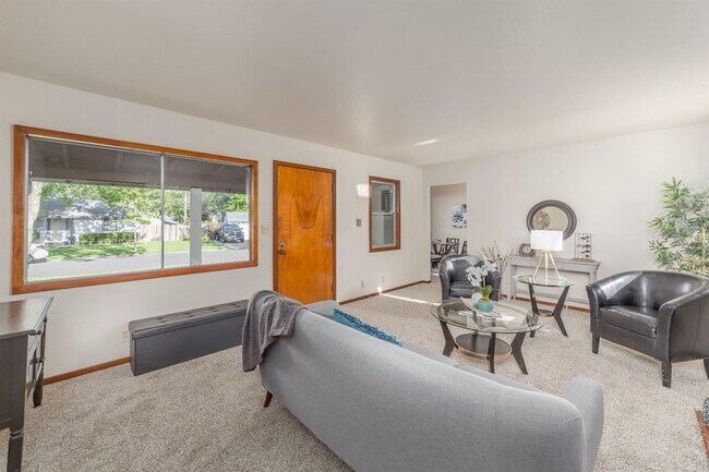 Building Photo - Charming 3-Bedroom Rental on a Quiet, Tree...