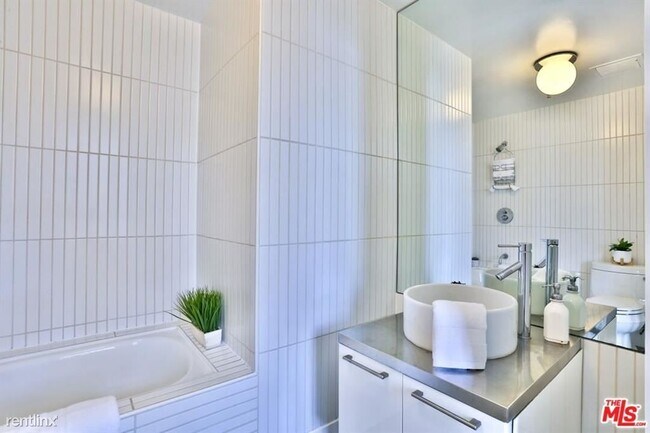 Foto del edificio - 1 br, 2 bath Condo - 6253 Hollywood Blvd A...