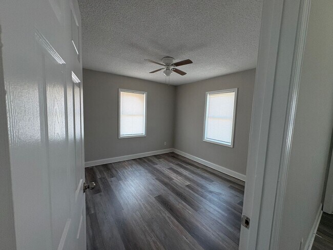Building Photo - Bragg Court Apartment Available NOW!!