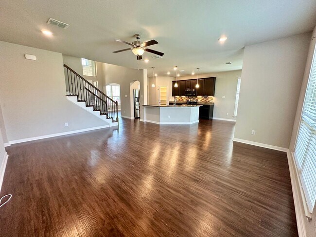 Foto del edificio - Coming Soon! Pet-Friendly 4-Bedroom Home with Loft, Covered Patio & Modern Finishes