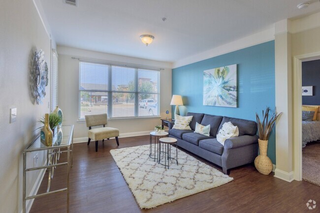 Spacious Living Room - The Retreat at Quail North Apartments