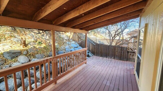Building Photo - 943 Edgecliff Dr