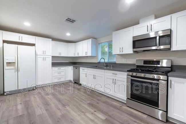 Foto del edificio - 912 N Stoneman Ave