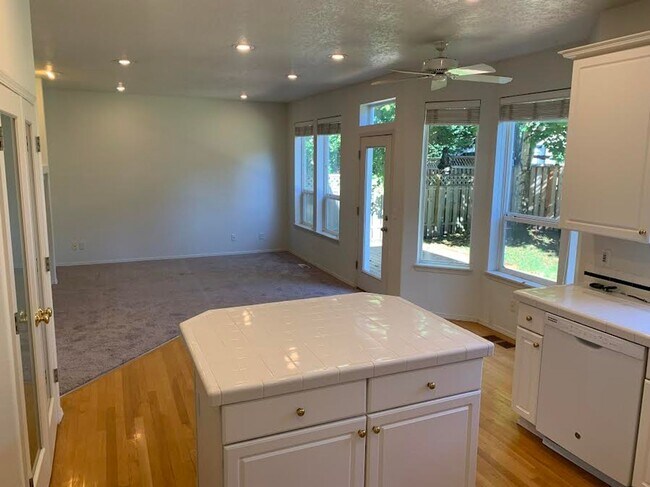 Building Photo - Fantastic Bethany Area Home