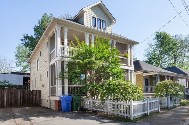 Building Photo - Spacious 3bd/2.5ba Home w/ Fenced Backyard in Great Location!