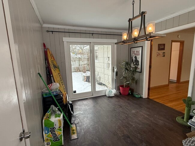 Building Photo - 2505 Zinran Ave S