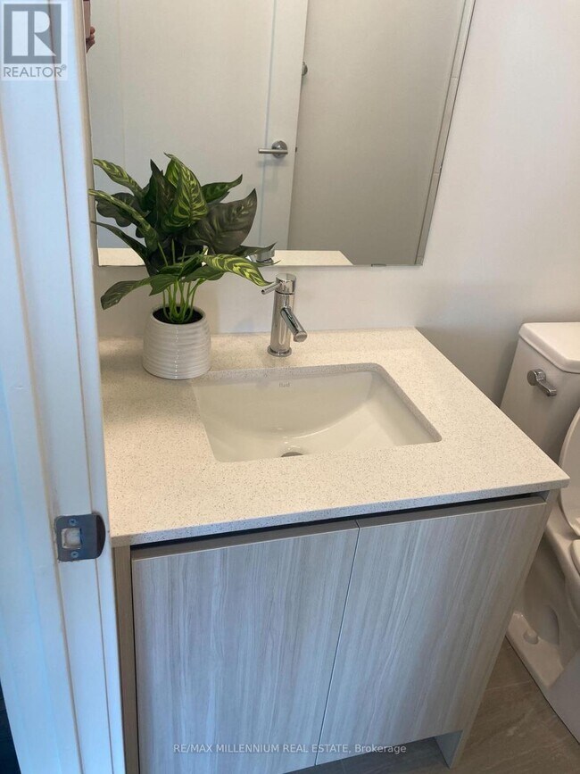 Photo du bâtiment - 801 The Queensway