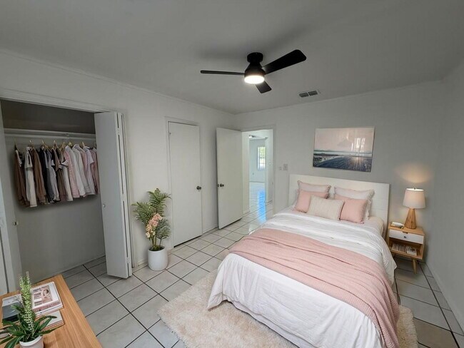 Foto del edificio - "Charming 2-Bed Retreat in Edinburg – Cozy 840 Sq. Ft. Home!"