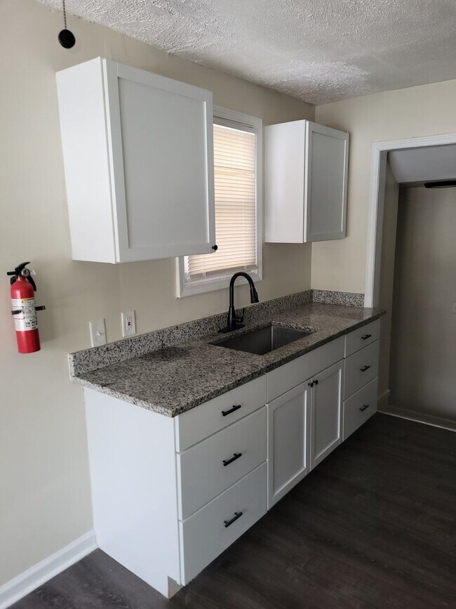 Foto del edificio - Renovated 3-Bedroom Home – We Welcome Sect...