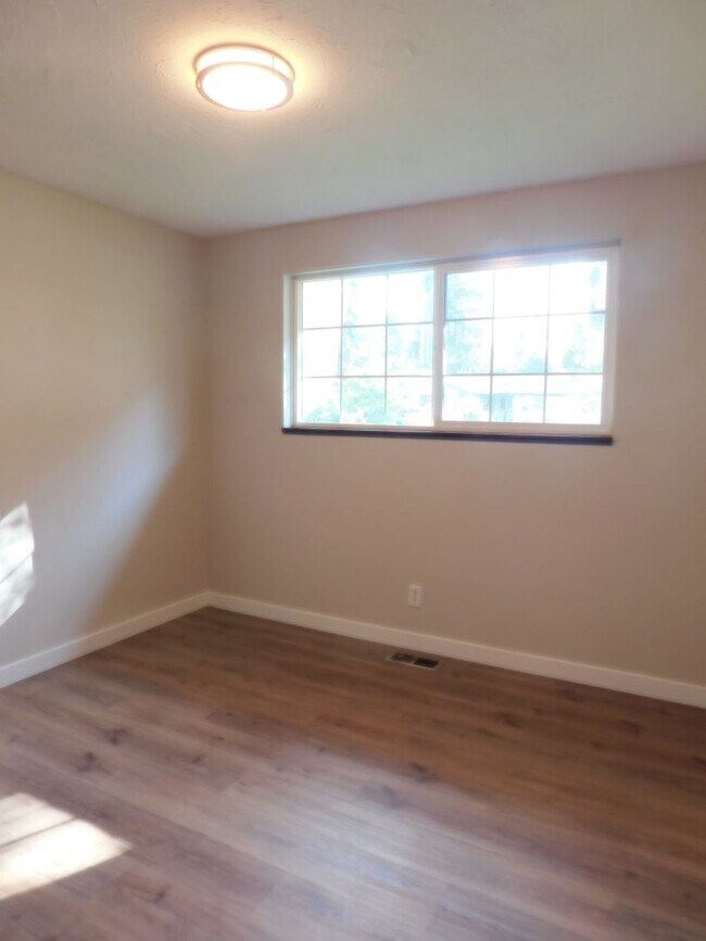 Building Photo - Beautiful 4 Bedroom, 1-1/2 Bathroom Home W...