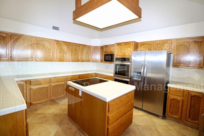 Building Photo - 1605 Fairway Pl