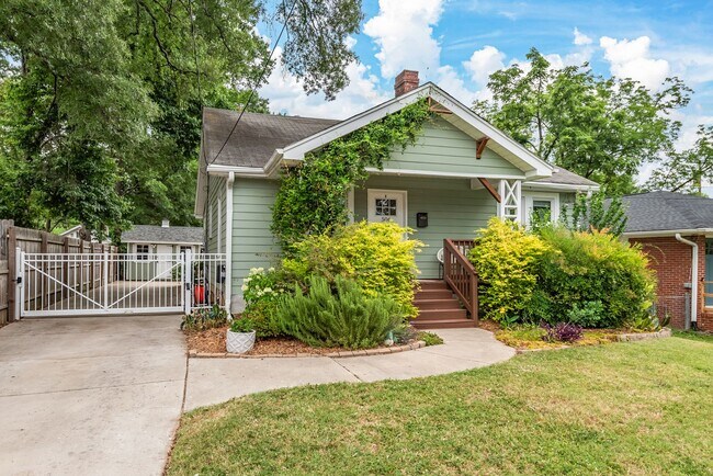 Foto del edificio - Cute 3 BR Bungalow with Backyard Oasis!