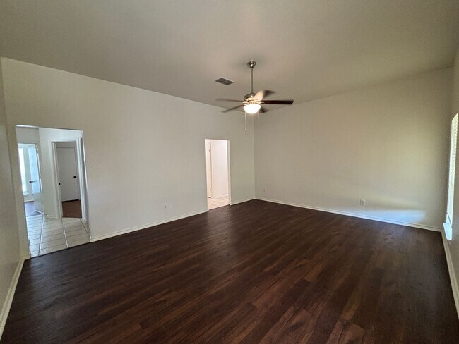Foto del edificio - 4 BR/2BA | Updated Single Family Home | 2-Car Garage Parking | Fenced backyard