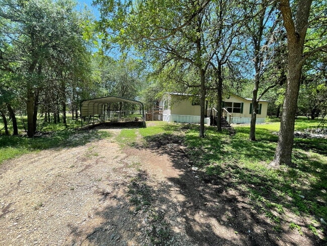 Foto del edificio - 3 bed 2 bath on one acre lot. New vinyl fl...