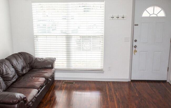 Building Photo - Nice 2 Bedroom Townhome in Lakewood