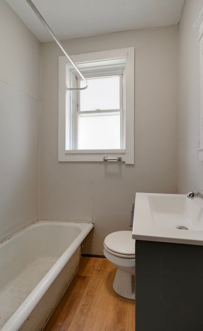 Building Photo - 4916 Winona Ave